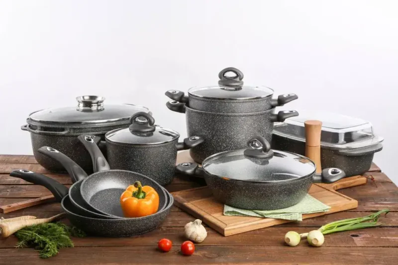 Nowe naczynia garnkowe i patelnie z powłoką granite, zestaw kuchenny do gotowania i smażenia, eleganckie i wytrzymałe akcesoria kuchenne, domowe z Cosmo Kuchnia i Dom.