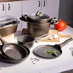 Nowe naczynia kuchenne Valdinox na blat kuchenny, idealne do gotowania i pieczenia, wyposażone w stylowe, odporne na wysokie temperatury, czarne powłoki, zapewniające równomierne rozprowadzanie ciepła, prezentujące nowoczesny design i wysoką jakość.