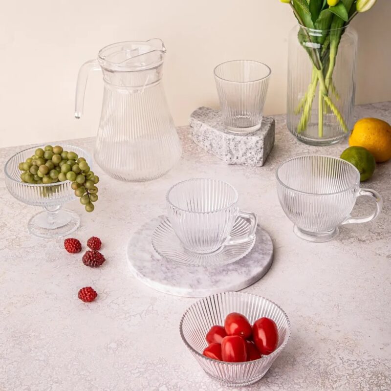 Przezroczyste szkło do napojów i deserów, eleganckie szkło kryształowe, wysoka jakość, nowoczesny design, idealne na kawę, herbatę i deser, dekoracyjne i praktyczne akcesoria do domu.