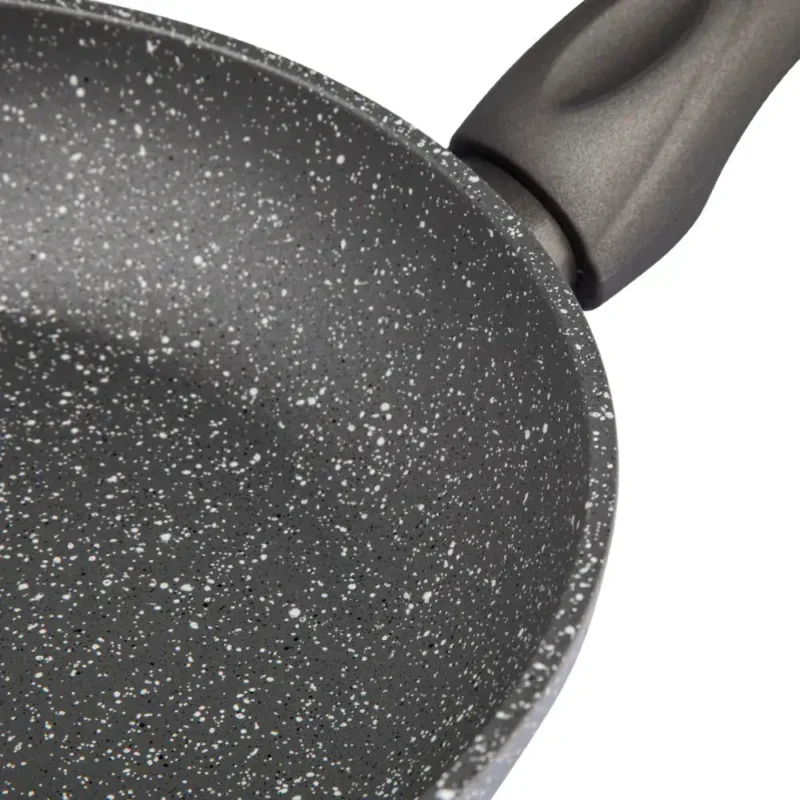 Niebeska patelnia z powłoką non-stick z efektami marmuru w czarnym kolorze, idealna do gotowania i smażenia na co dzień.