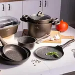Ogromny zestaw garnków i patelni do gotowania na kuchni, w tym rondel, patelnie z powłoką nieprzywierającą, garnek z pokrywką, idealny do domowych i profesjonalnych zastosowań.