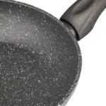 Nowa patelnia ceramiczna z powłoką antyadhezyjną, idealna do codziennego gotowania i smażenia, odporna na zarysowania.