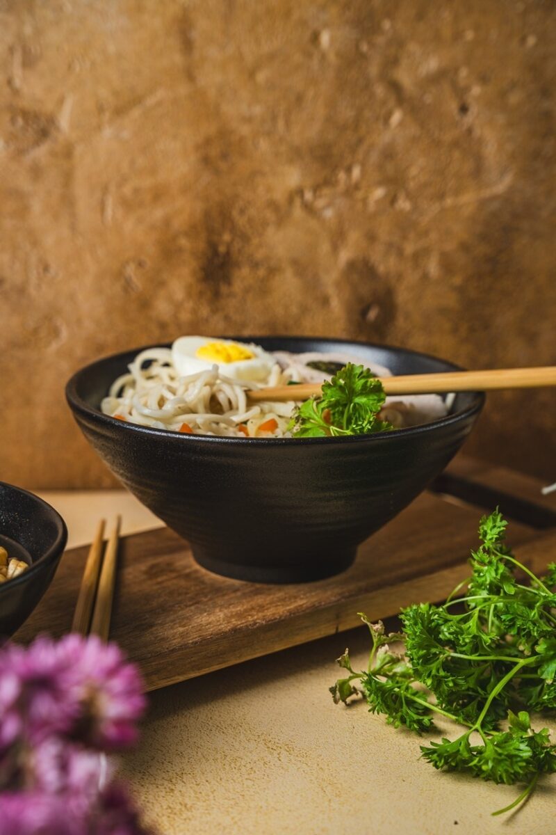 Miska ceramiczna ramen 1L czarna z pałeczkami