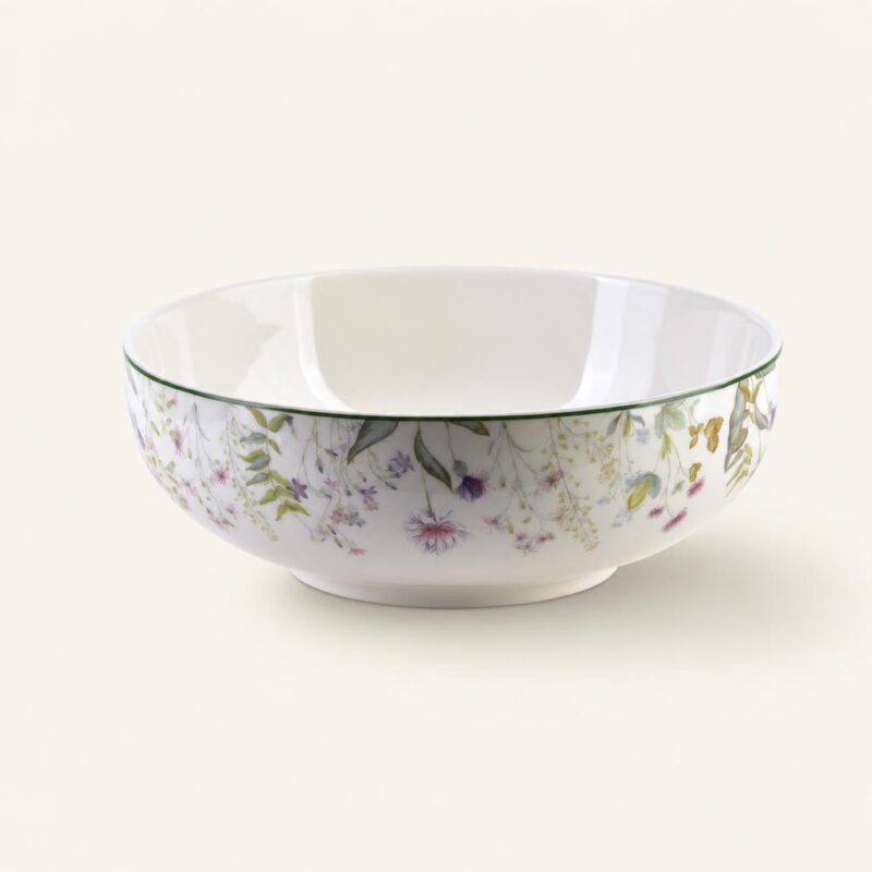 Talerz ceramiczny z delikatnym kwiatowym wzorem na białym tle, idealny do serwowania potraw i dekoracji stołu, elegancki i funkcjonalny element zastawy stołowej.