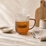 Kubek szklany z zaparzaczem i pokrywką 400 ml bąbelkowa struktura Jack bursztynowy