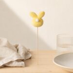 Króliczek na patyku dekoracyjny 37 cm żółty